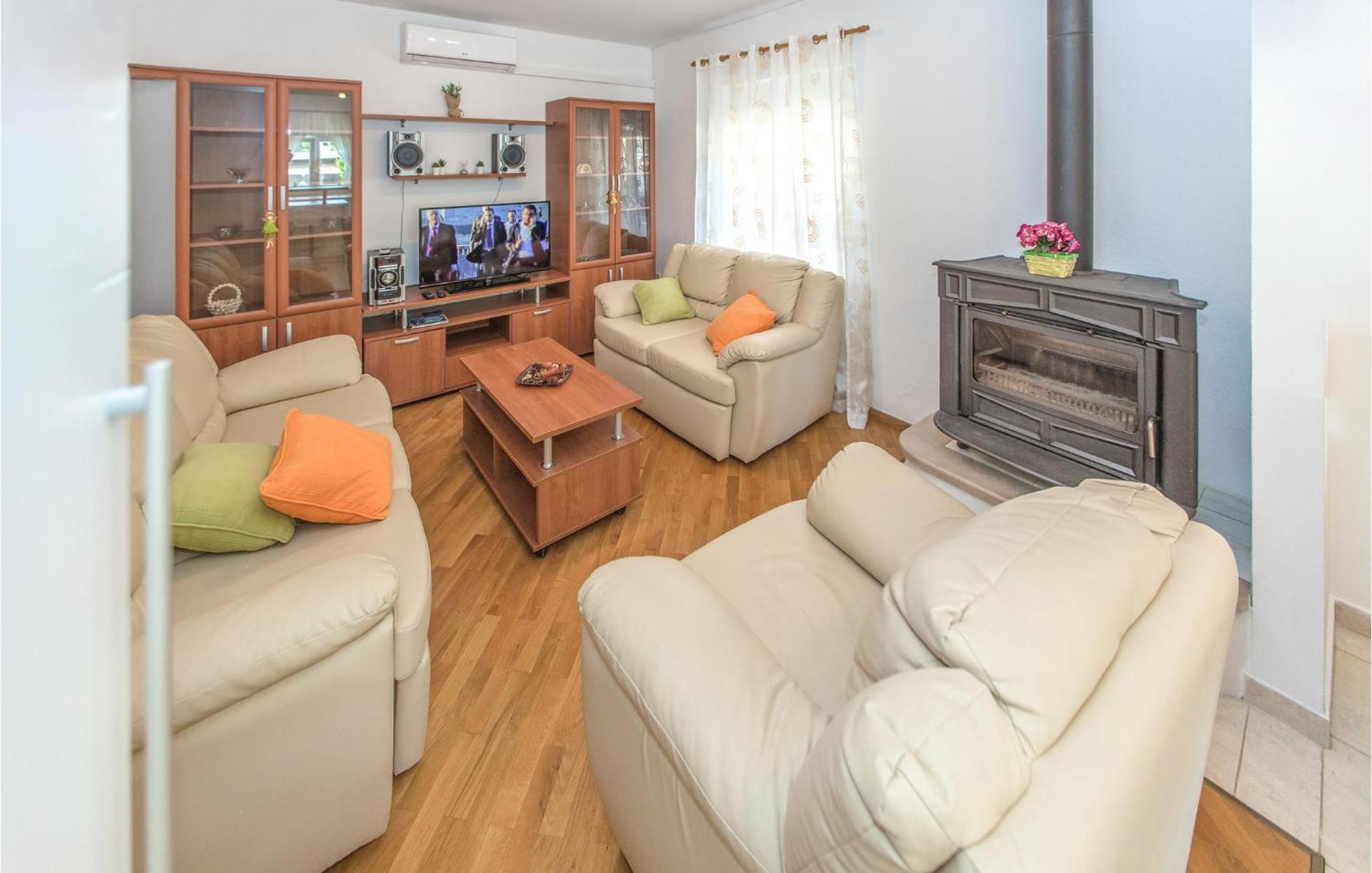 3 Bedroom Lovely Home In Plat Mlini Exterior photo